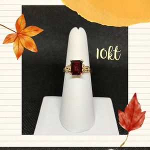 Size 7 womens 10kt gold ring